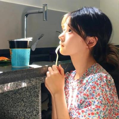 泳池里的女人